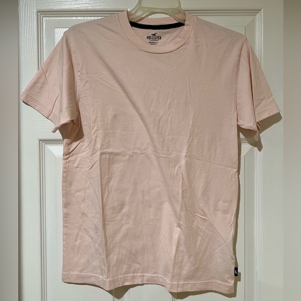 Hollister Men’s Light Pink T-Shirt!!
